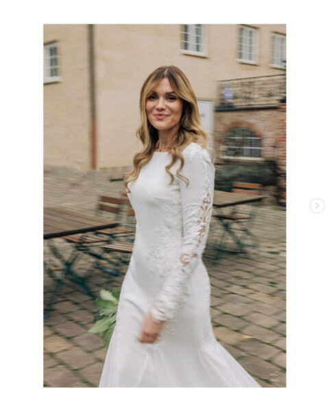 Hochzeitsfotograf Bad Salz Uflen fotografiert Brautpaar bei Sonnenschein an einem warmen Tag.