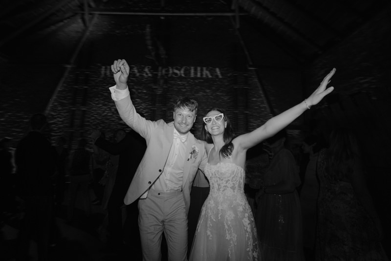 Brautpaar feiert ausgelassen bei der Hochzeitsfeier in Lemgo
