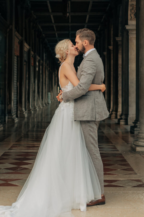 Brautpaar beim Fotoshooting in der historischen Altstadt von Lemgo
