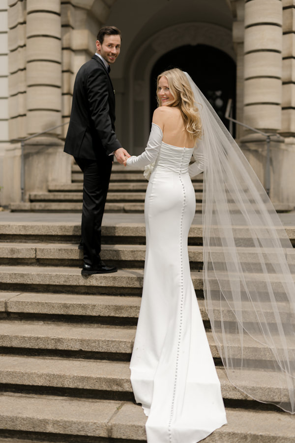 Hochzeitsfotograf Detmold fotografiert glückliches Brautpaar nach der Trauung in Detmold