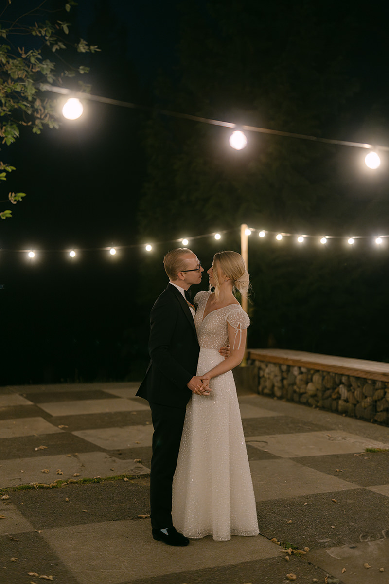 Hochzeitspaar am späten Abend unter einer Lichterkette fotografiert in Osnabrück Hochzeitsfotograf Osnabrück