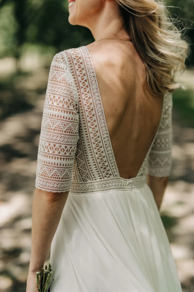 Detail vom Spitzenrücken eines Boho-Brautkleids, Hochzeit in Bielefeld