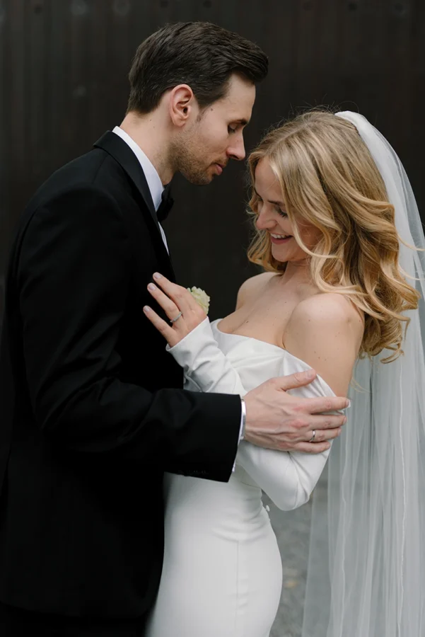 Romantisches Brautpaar-Portrait: Bräutigam küsst Braut zärtlich auf die Stirn, emotionale Hochzeitsfotografie Herford