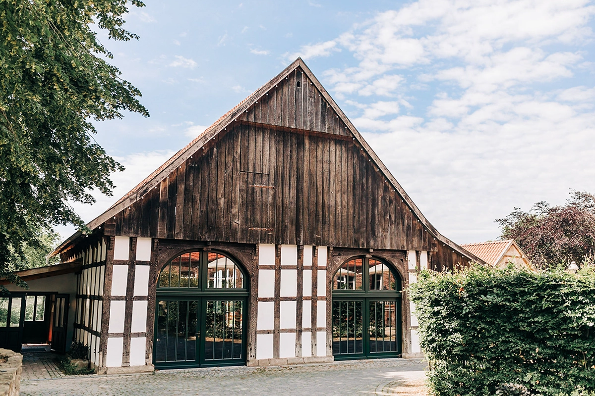 Hochzeitslocation Hof von Laer in Herford – restaurierte Fachwerkscheune mit großen Torbögen