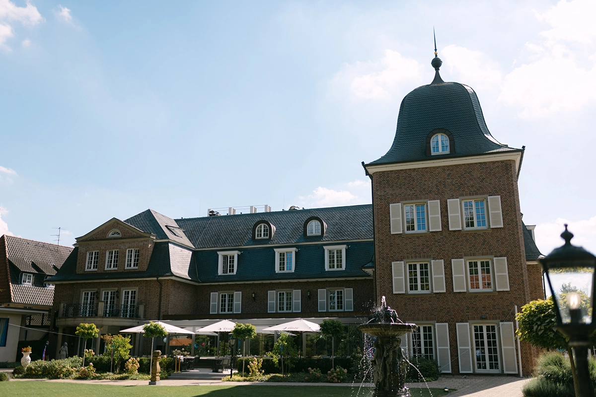 Hochzeitslocation Klosterpforte in Harsewinkel-Marienfeld mit Turm und Springbrunnen im Innenhof