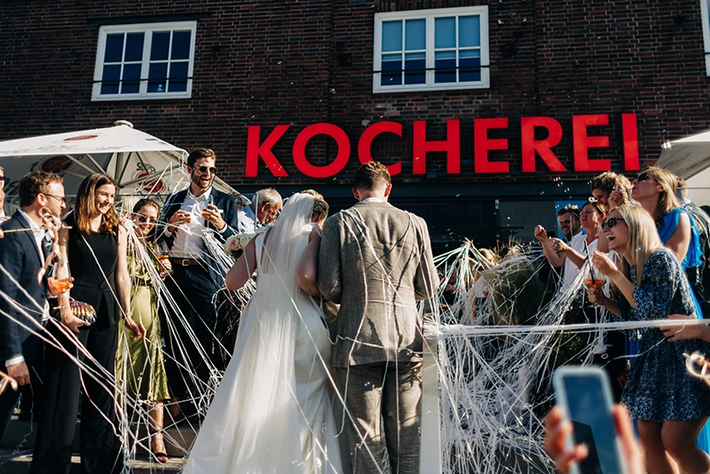 Hochzeit in der Hochzeitslocation Kocherei in Bielefeld – Auszug des Brautpaars mit Luftschlangen
