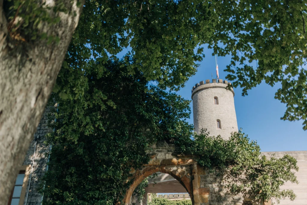 Blick durch einen Torbogen auf den Turm der Sparrenburg in Bielefeld