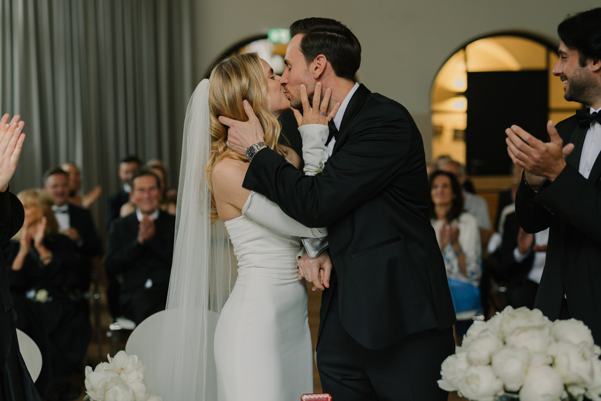 Hochzeitskuss bei der standesamtlichen Trauung in Herford