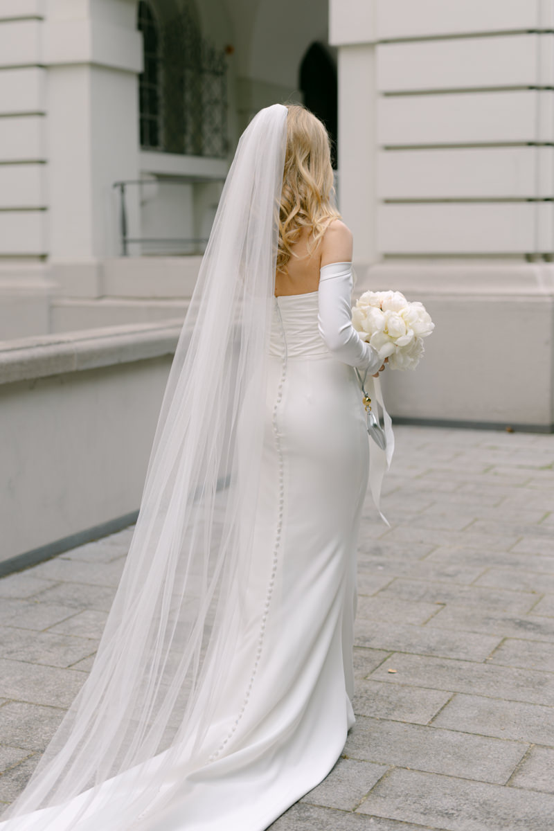Brautkleid von Brautblüte Düsseldorf und Schmuck von Cartier