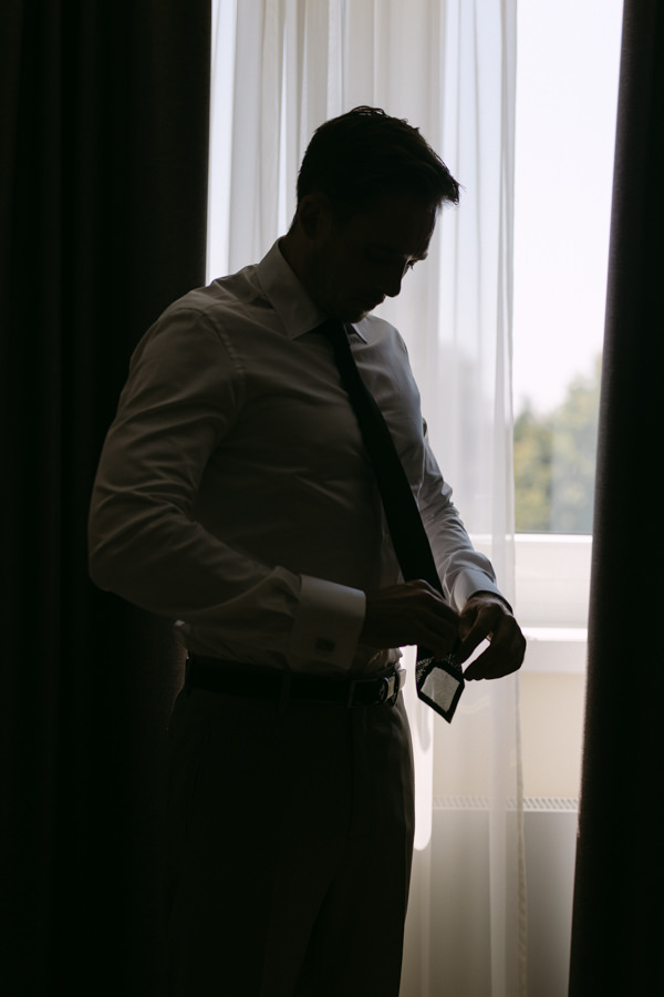 Klaus richtet beim Getting Ready im Court Hotel Halle seine Kleidung