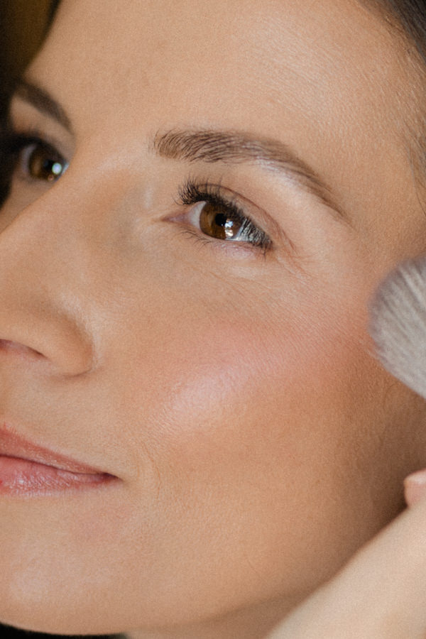 Nahaufnahme von Samira beim Braut-Make-up während des Getting Readys