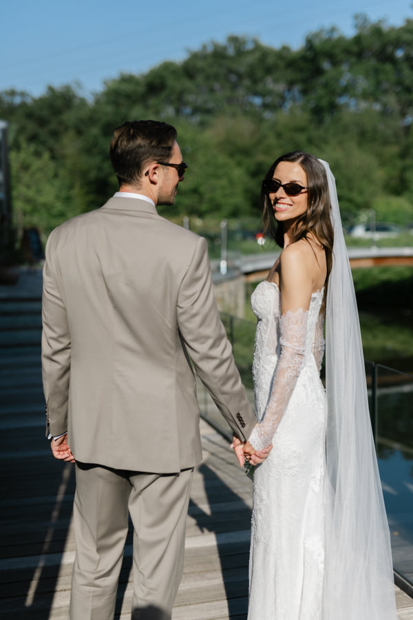 Samira und Klaus beim Brautpaarshooting auf einer Brücke am Wasserschloss Holtfeld
