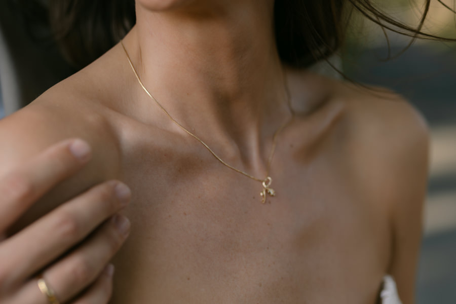 Detailaufnahme von Samiras goldener Kreuzkette