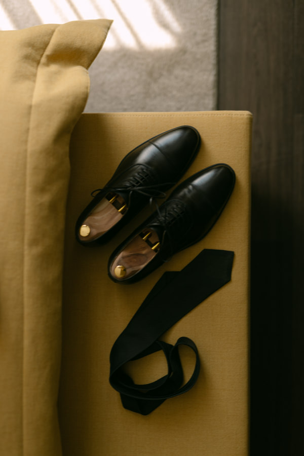 Schwarze Lederschuhe und Krawatte beim Getting Ready des Bräutigams im Court Hotel Halle