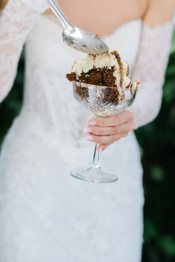 Samira hält eine Portion des Hochzeitstiramisus in einem Glas