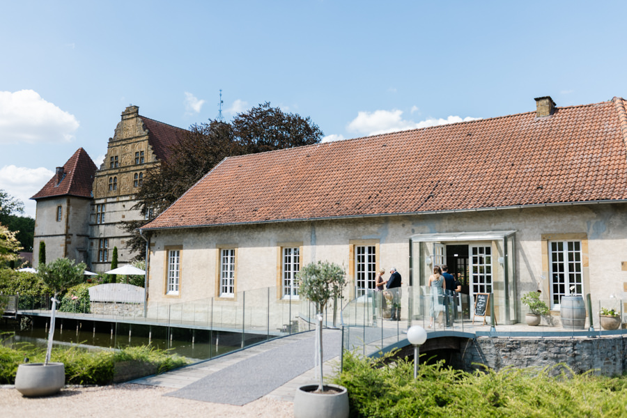 Außenansicht der Orangerie und des historischen Wasserschlosses Holtfeld in Borgholzhausen