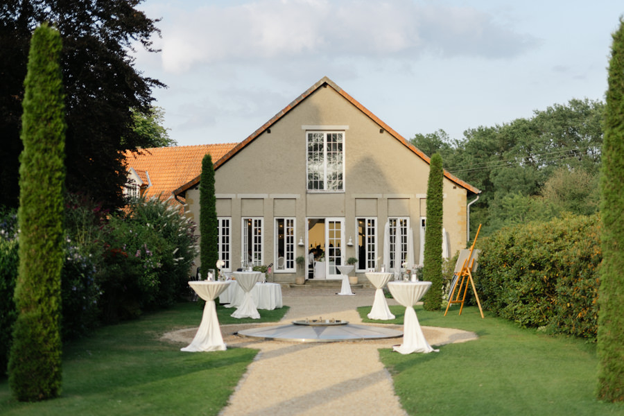 Orangerie und vorbereiteter Schlossgarten des Wasserschlosses Holtfeld am Abend