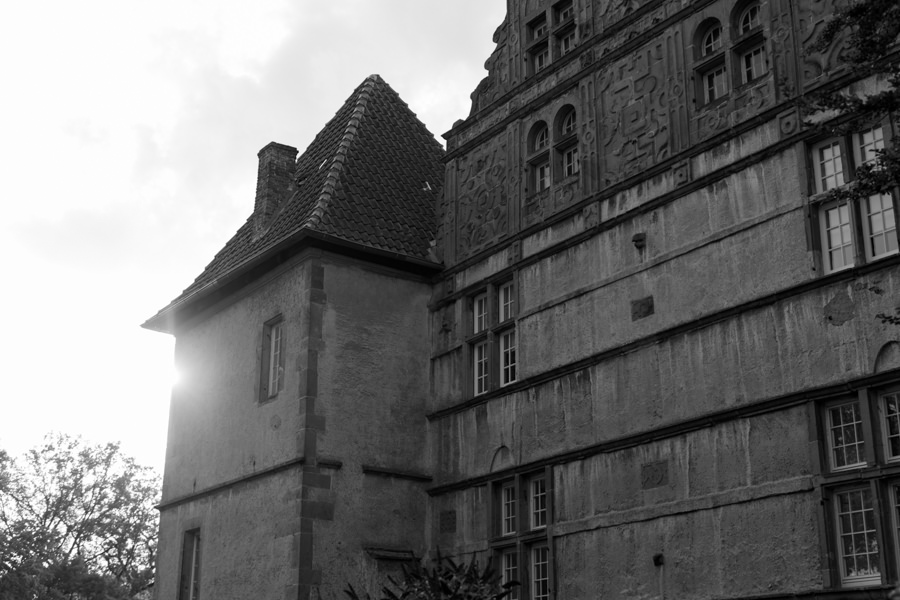Historische Renaissance-Fassade des Wasserschlosses Holtfeld in Schwarz-Weiß