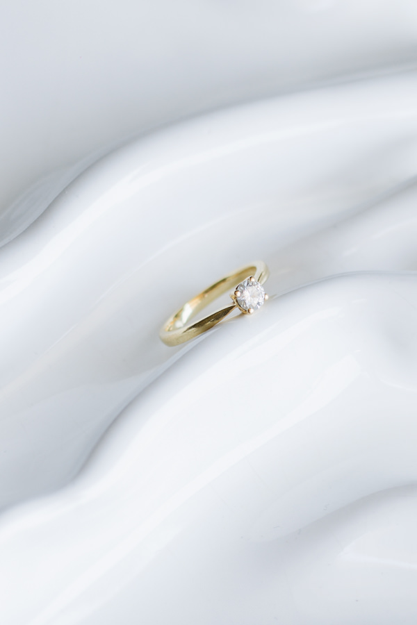 Goldener Verlobungsring mit Diamant