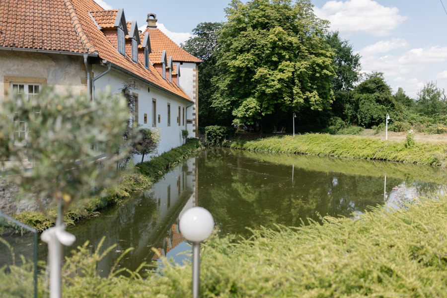 Wassergraben und historische Gebäude des Wasserschlosses Holtfeld